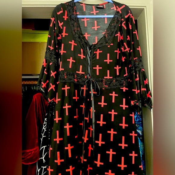 Dare to wear Renaissance Dress in Belladonna - Picture 2 of 6